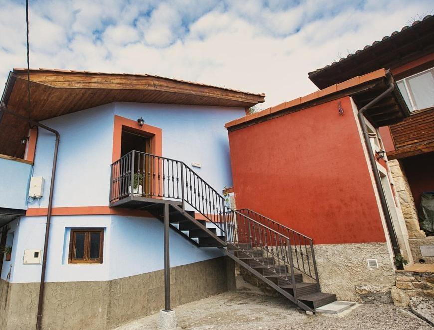 La Besnada Apartment Onís Екстериор снимка